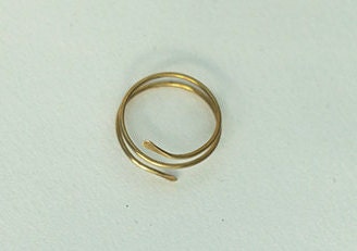 Zarter spiralförmiger Messingring