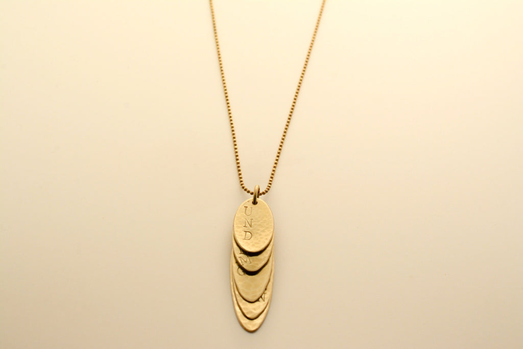 Goldkette mit Gedichtvers von Hermann Hesse – „Und jeder Anfang wohnt ein Zauber inne“