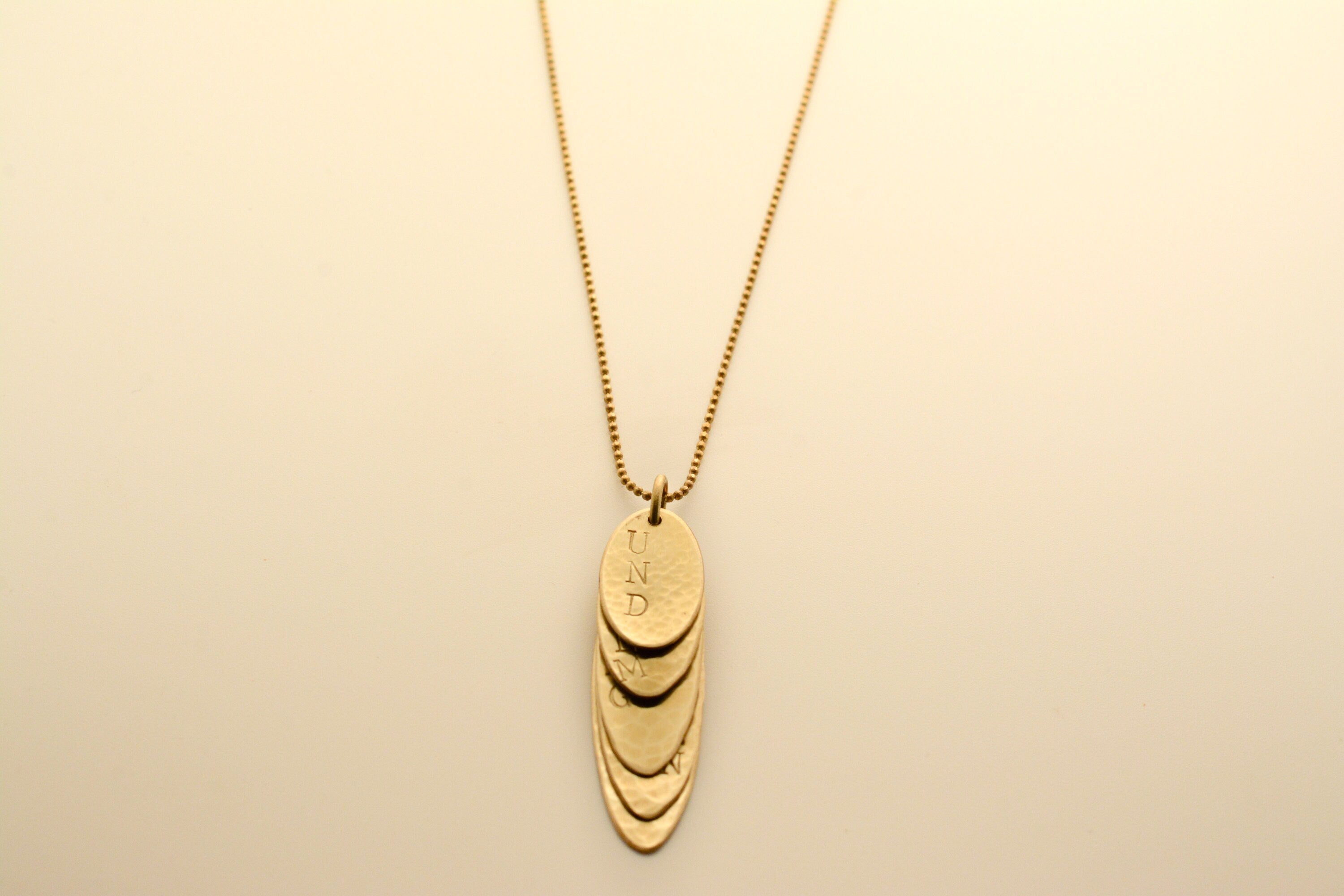 Goldkette mit Gedichtvers von Hermann Hesse – „Und jeder Anfang wohnt ein Zauber inne“