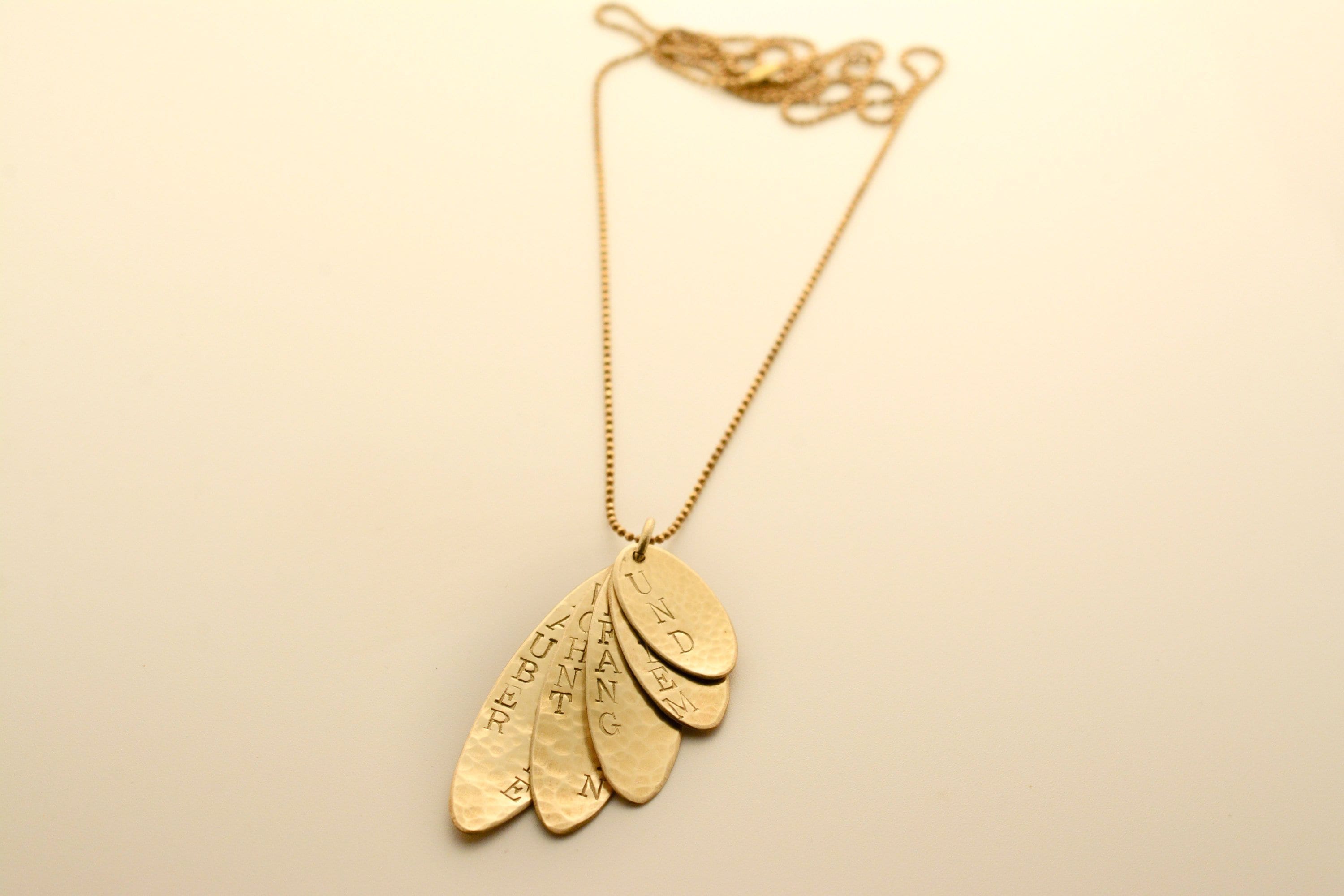 Goldkette mit Gedichtvers von Hermann Hesse – „Und jeder Anfang wohnt ein Zauber inne“