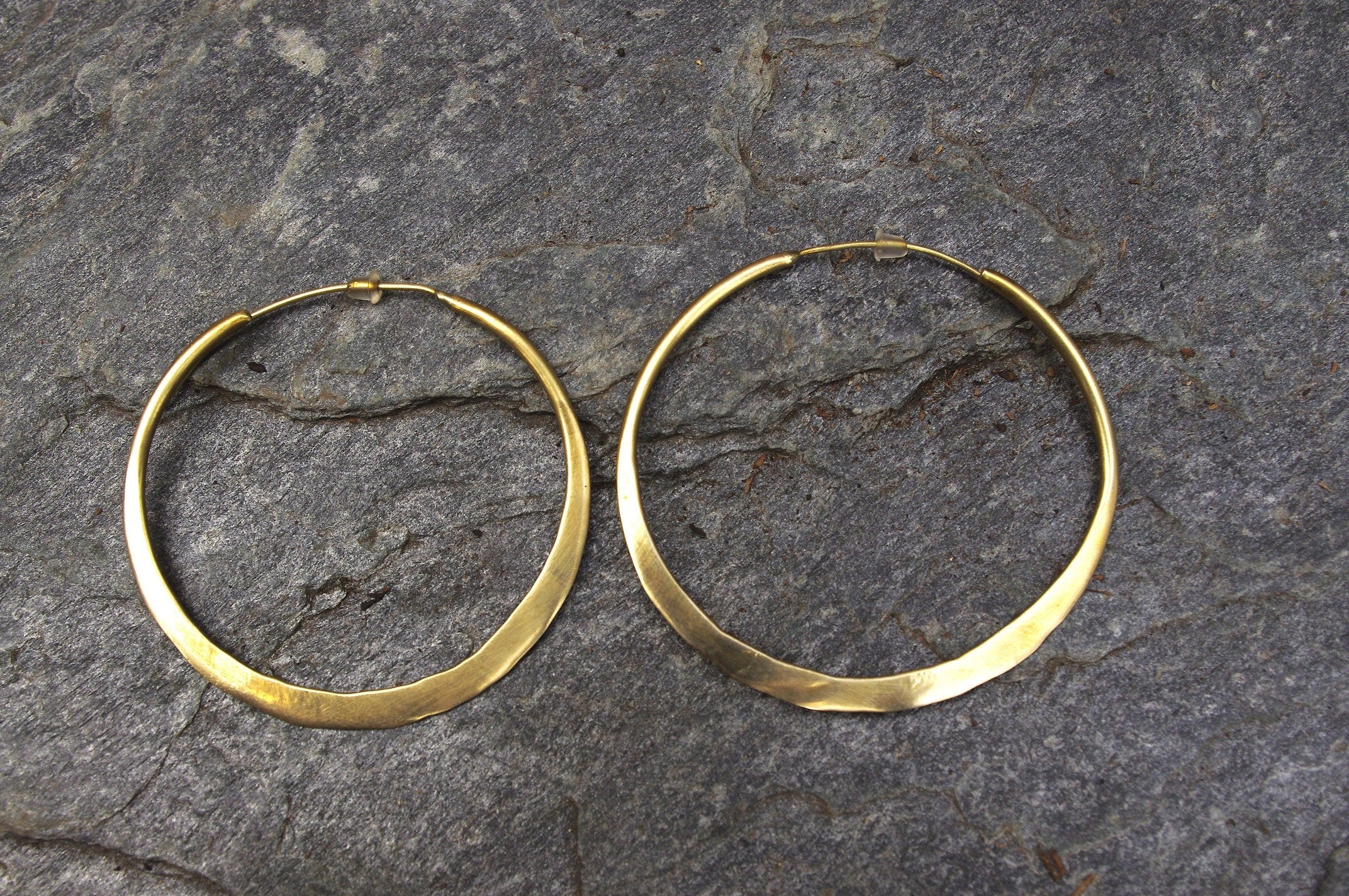 Große Messingcreolen, Goldcreolen, flache Creolen, Goldohrringe, Goldschmuck, minimalistischer Schmuck