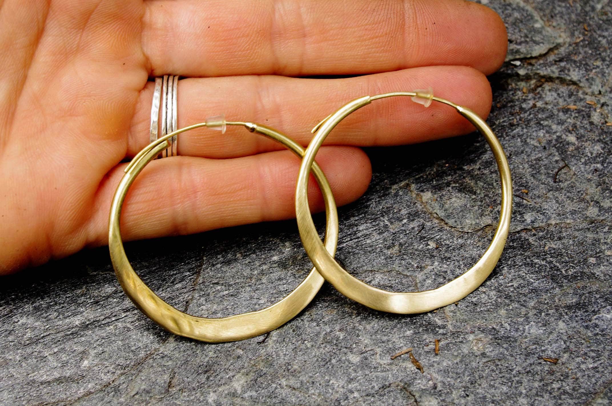Große Messingcreolen, Goldcreolen, flache Creolen, Goldohrringe, Goldschmuck, minimalistischer Schmuck