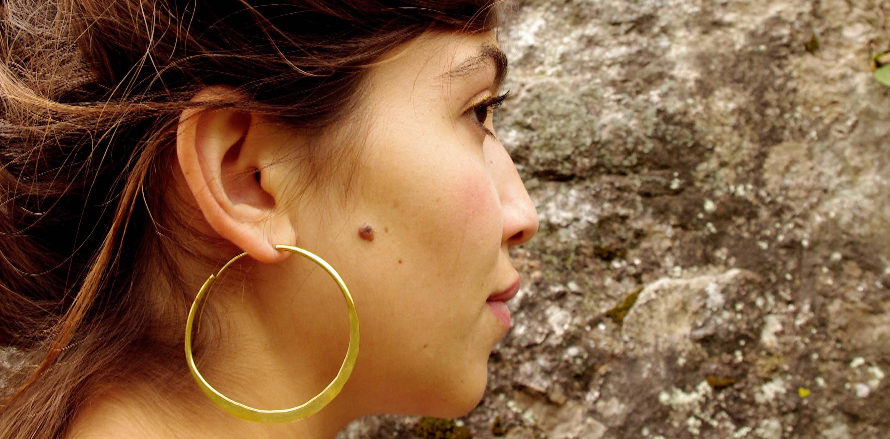 Große Messingcreolen, Goldcreolen, flache Creolen, Goldohrringe, Goldschmuck, minimalistischer Schmuck