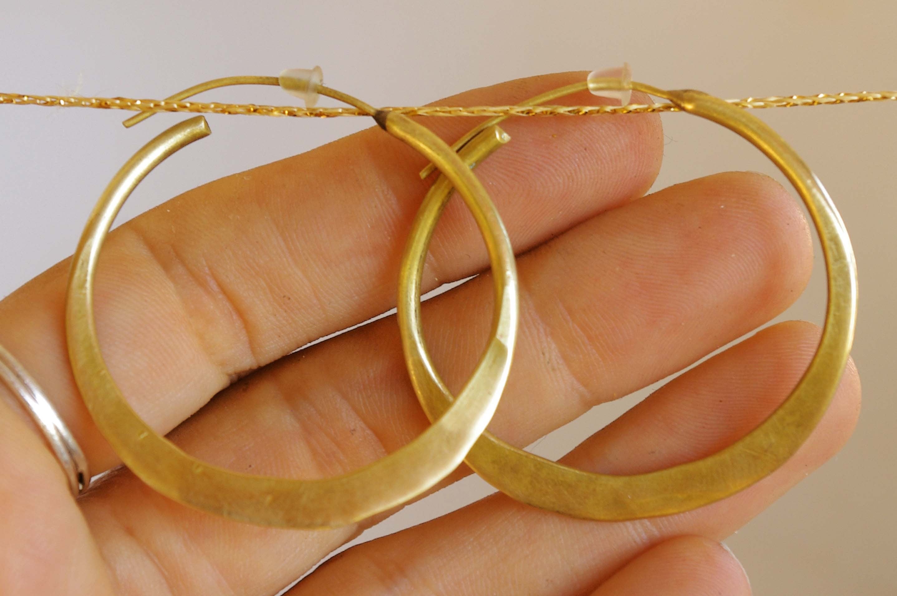 Große Messingcreolen, Goldcreolen, flache Creolen, Goldohrringe, Goldschmuck, minimalistischer Schmuck