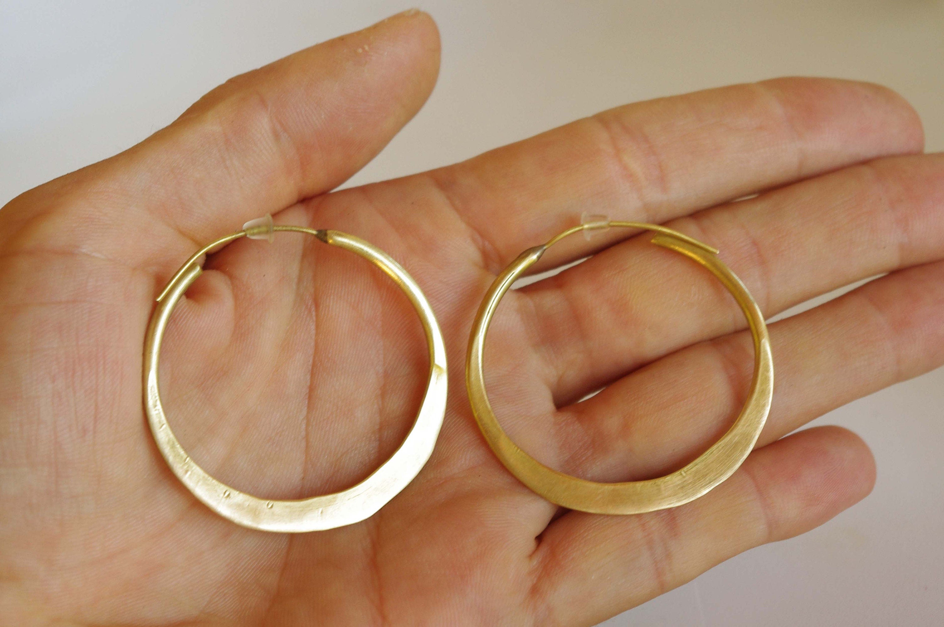Große Messingcreolen, Goldcreolen, flache Creolen, Goldohrringe, Goldschmuck, minimalistischer Schmuck