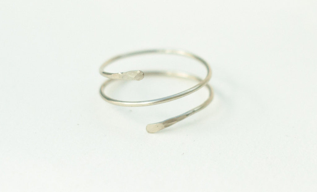 Zarter silberner Spiralring