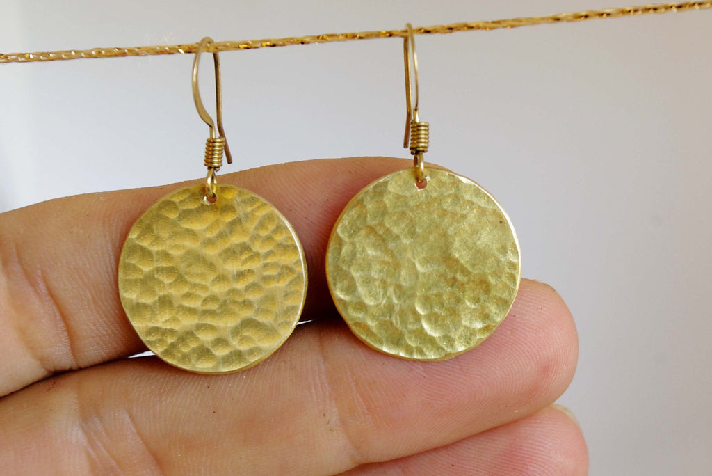 Runde goldene Ohrringe