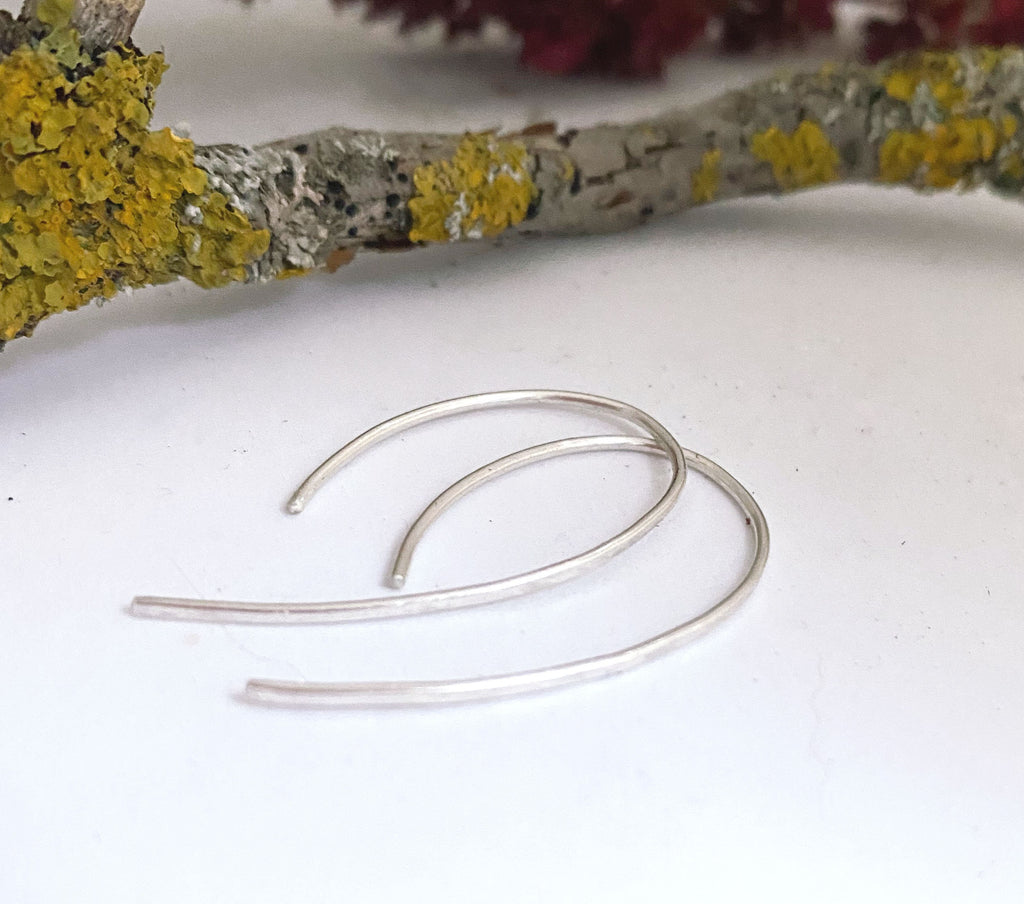 Zarte silberne Creolen, minimalistische Ohrringe aus 925er Silber, feine Silberohrringe