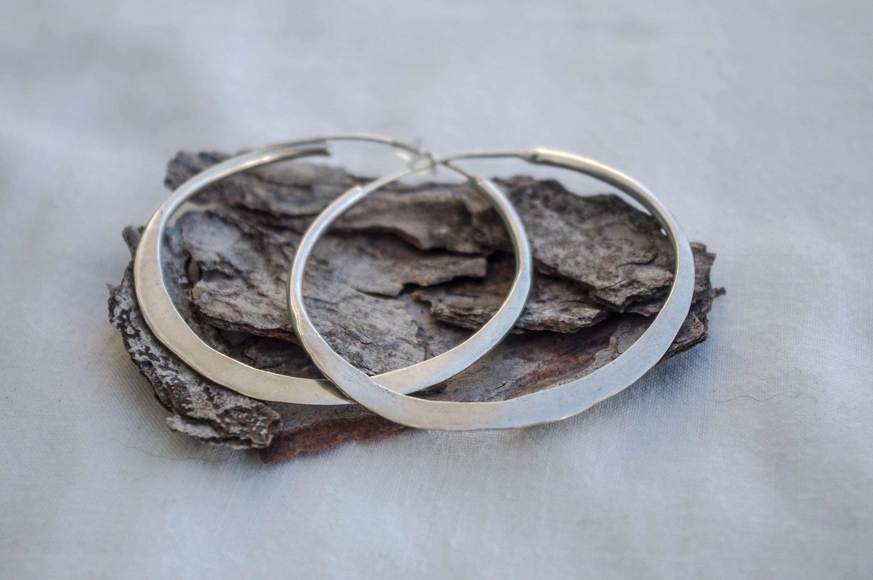 Kleine, versilberte Creolen, Boho-Creolen