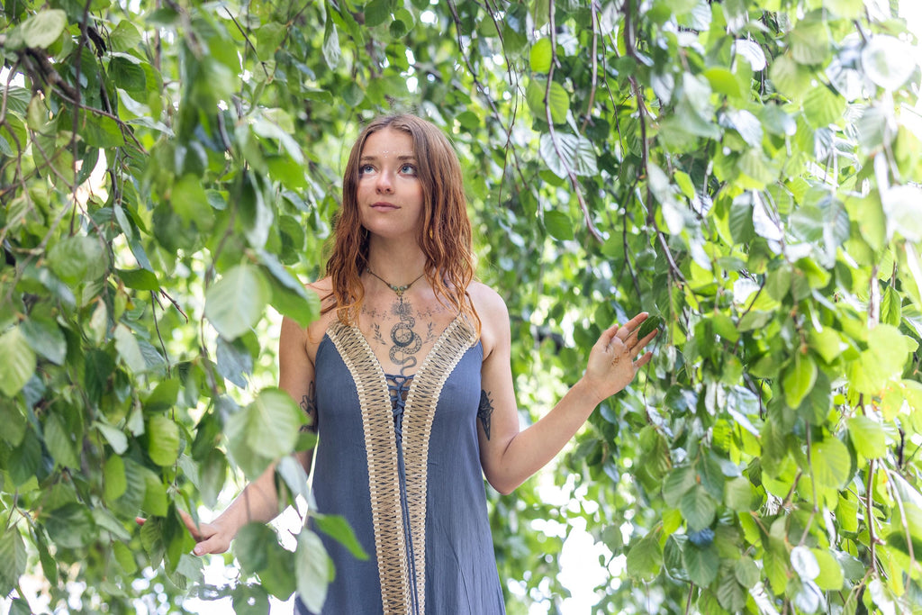 Bodenlanges blaues Boho-Kleid