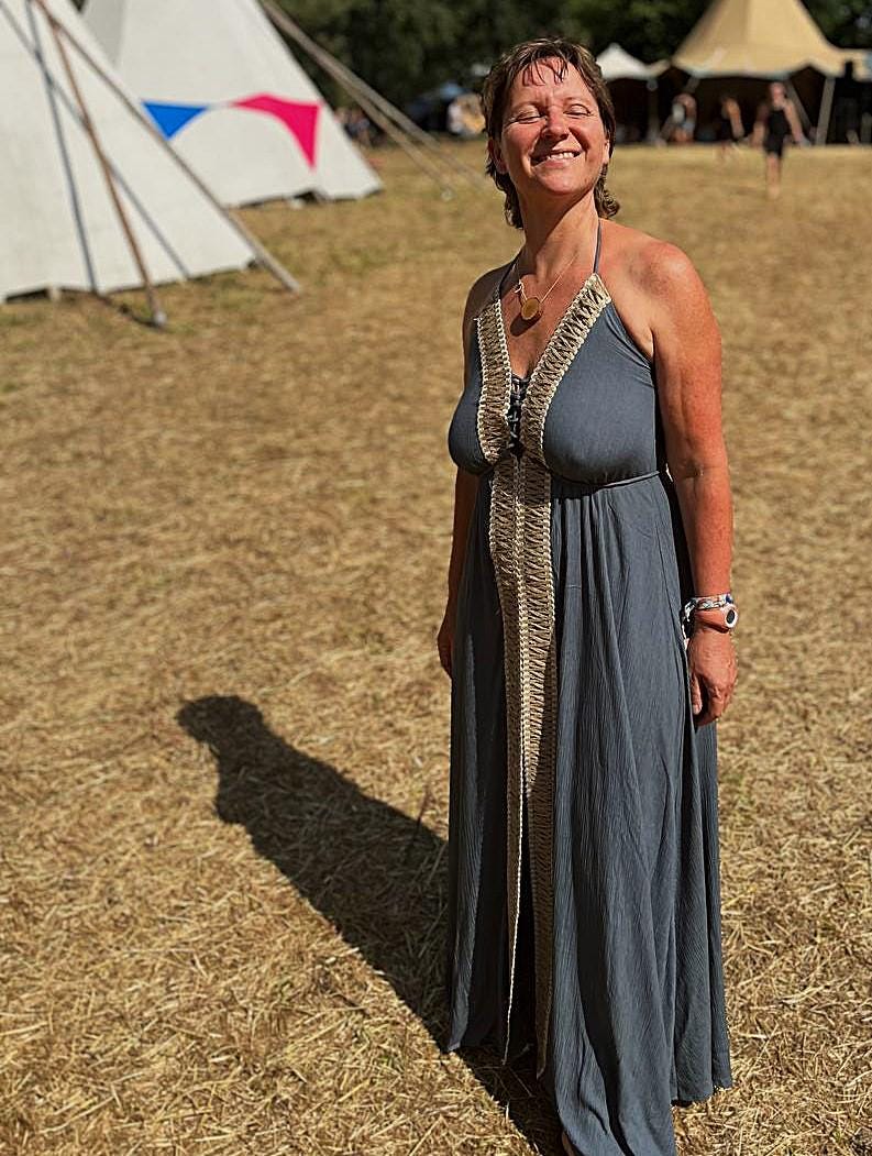 Bodenlanges blaues Boho-Kleid