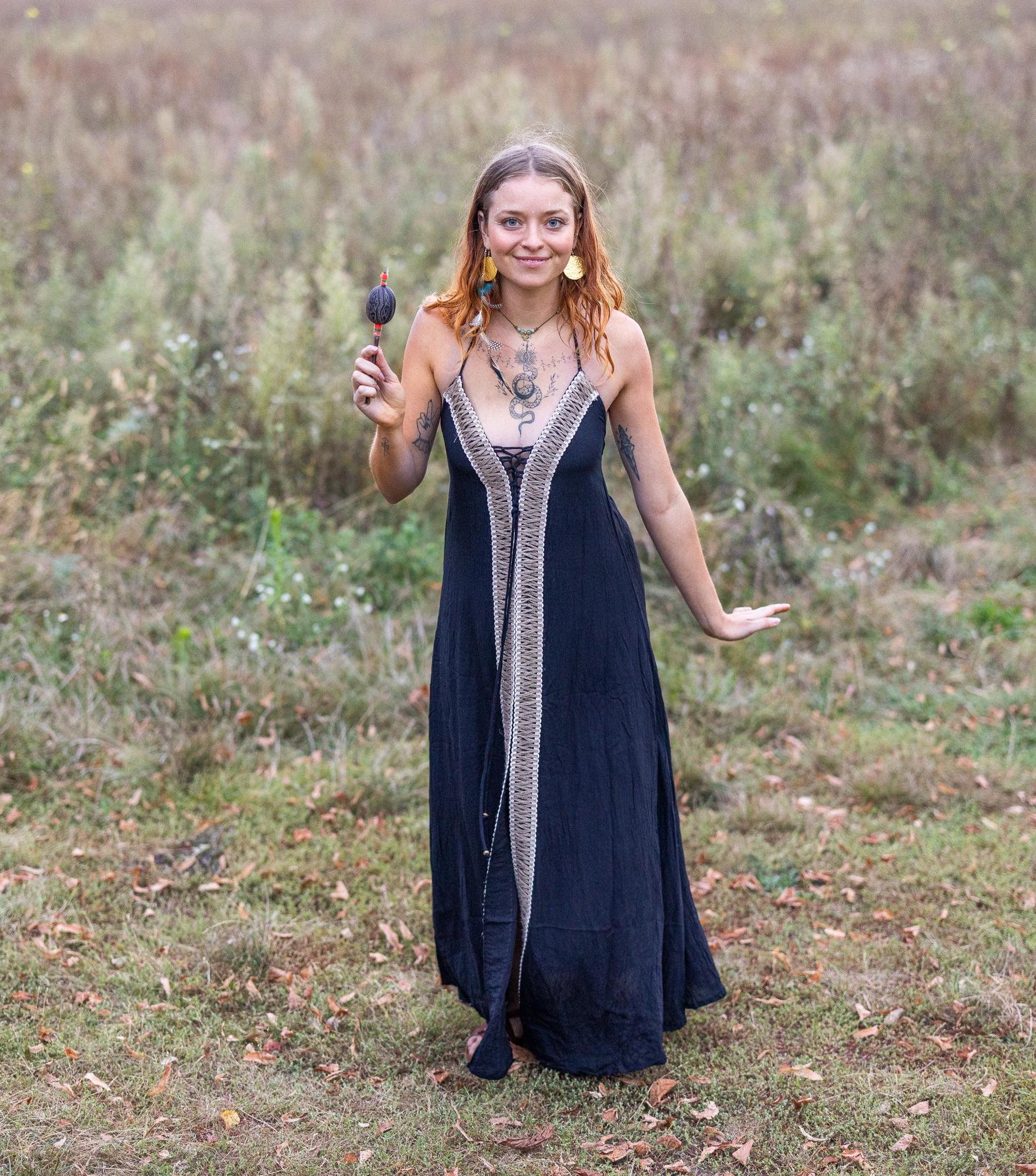 Bodenlanges schwarzes Boho-Kleid