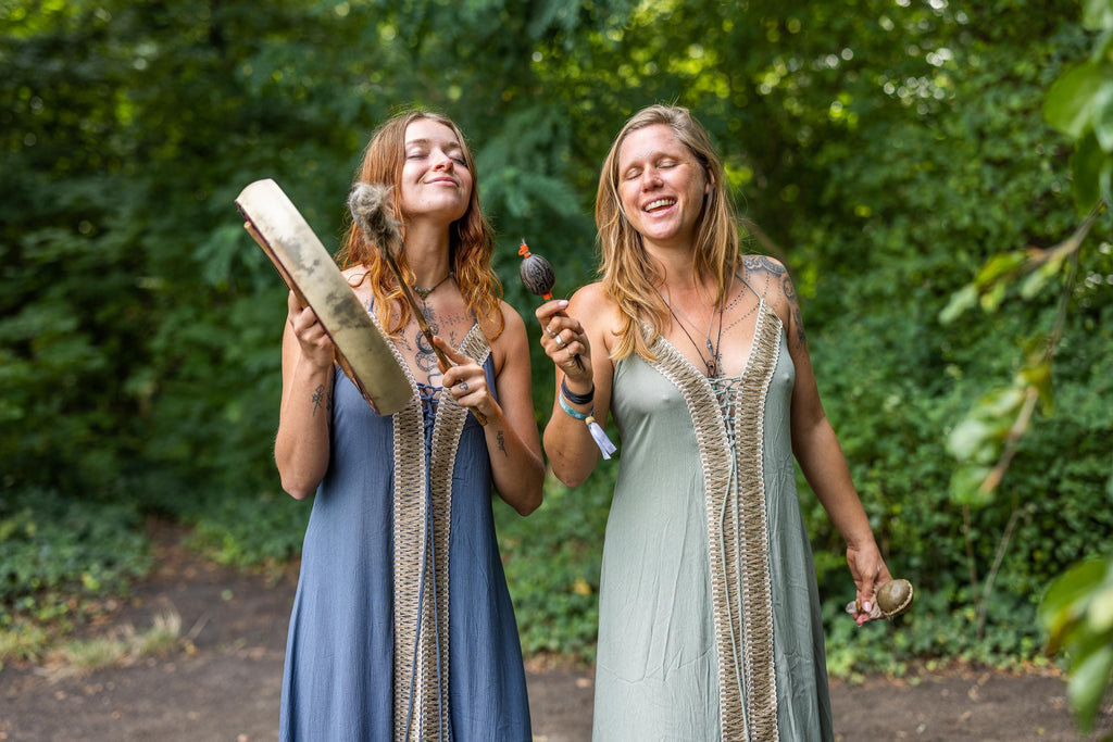 Bodenlanges blaues Boho-Kleid