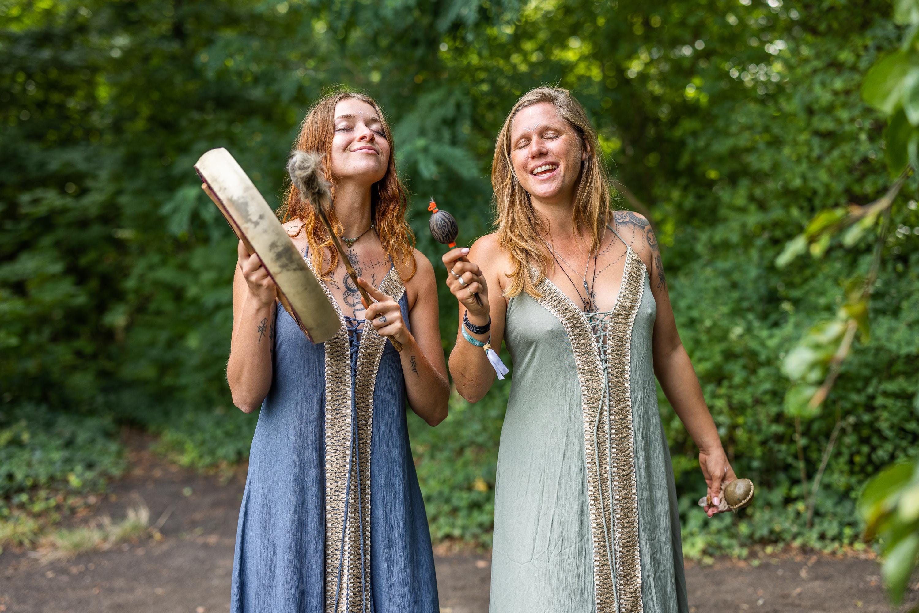 Bodenlanges schwarzes Boho-Kleid
