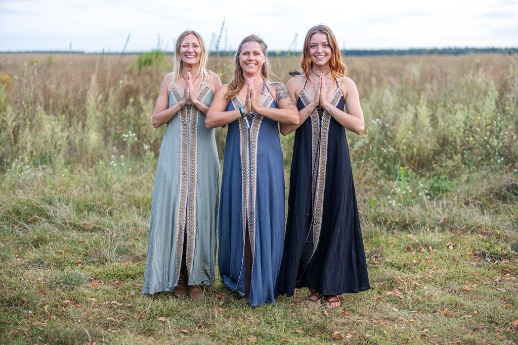 Bodenlanges blaues Boho-Kleid