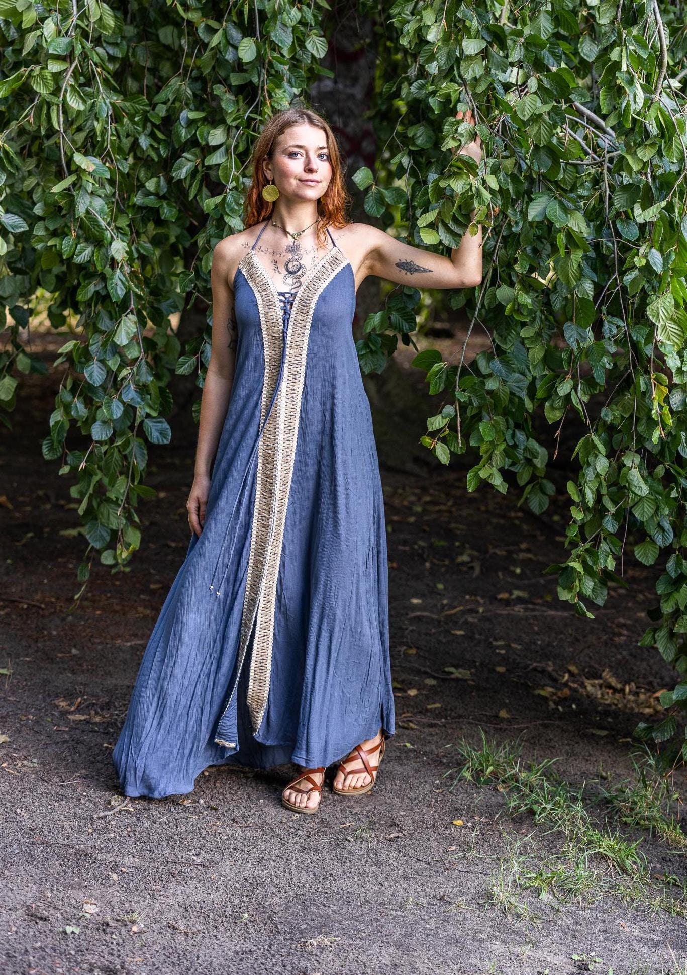 Bodenlanges blaues Boho-Kleid
