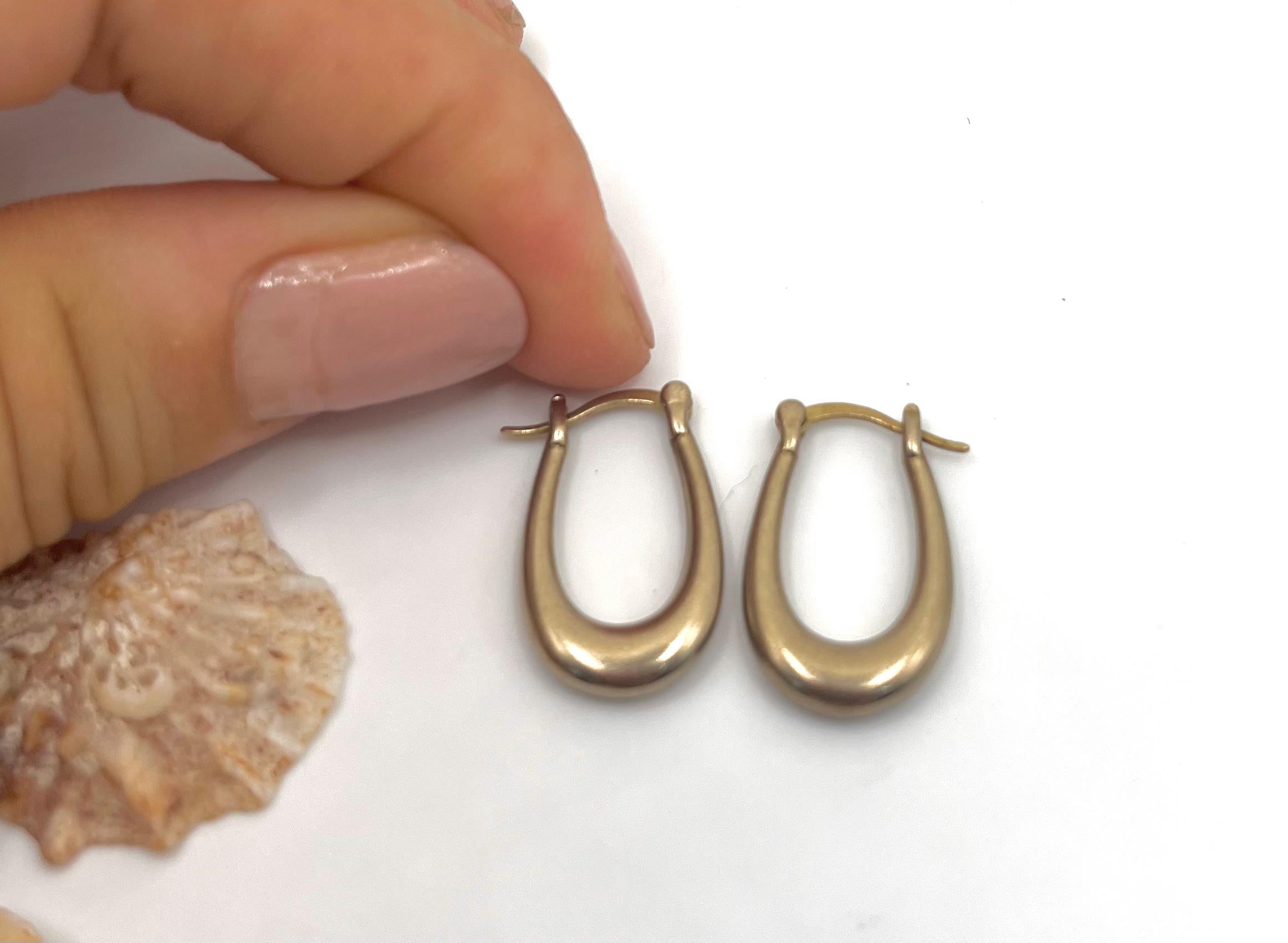 Kleine, matte Goldcreolen
