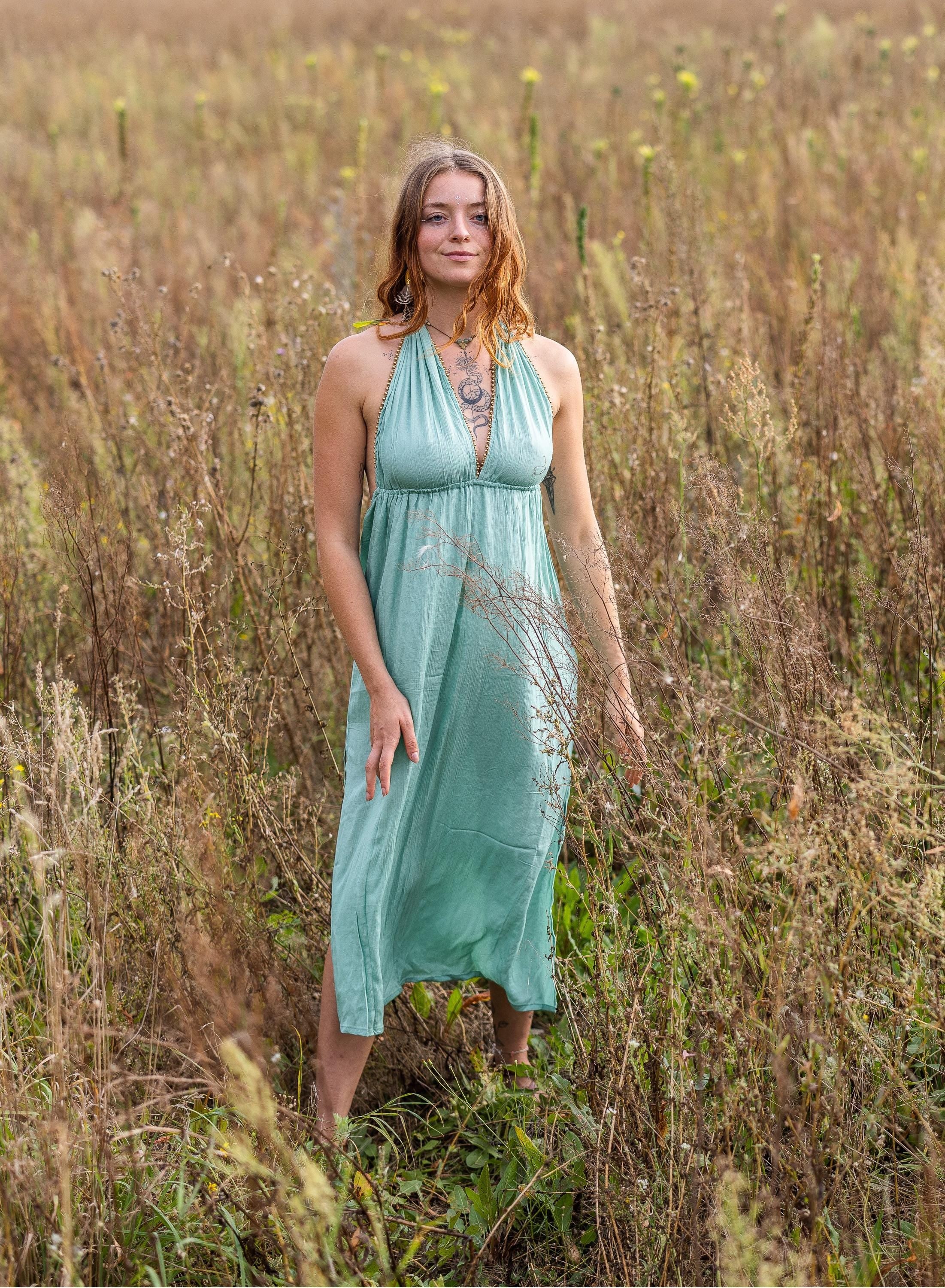 Festliches Boho-Kleid mit goldenen Perlen am V-Ausschnitt