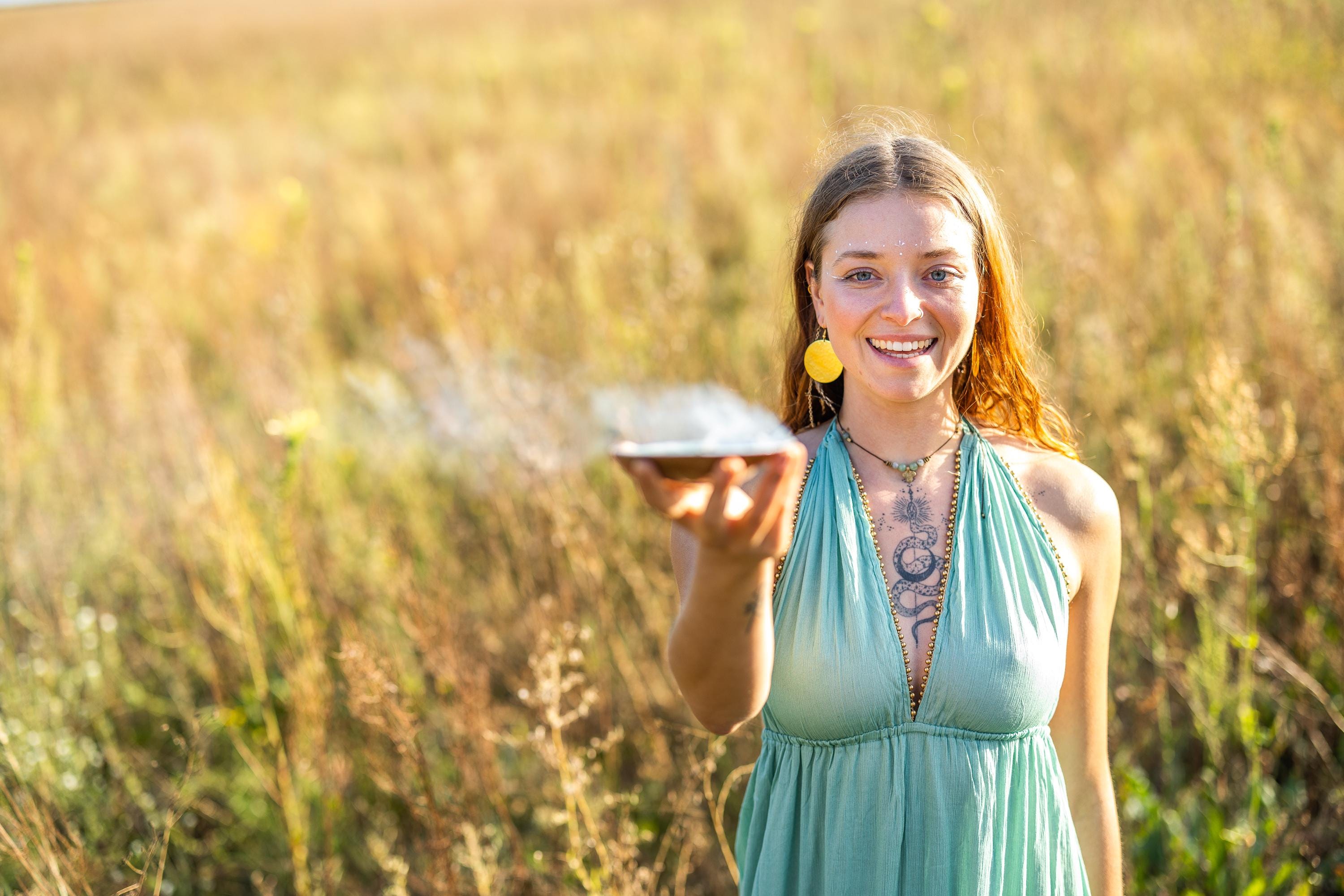 Langes Boho-Kleid mit goldenen Perlen am V-Ausschnitt