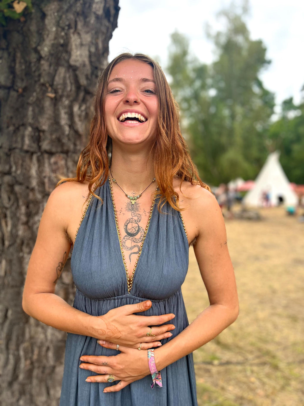 Langes Boho-Kleid mit goldenen Perlen am V-Ausschnitt