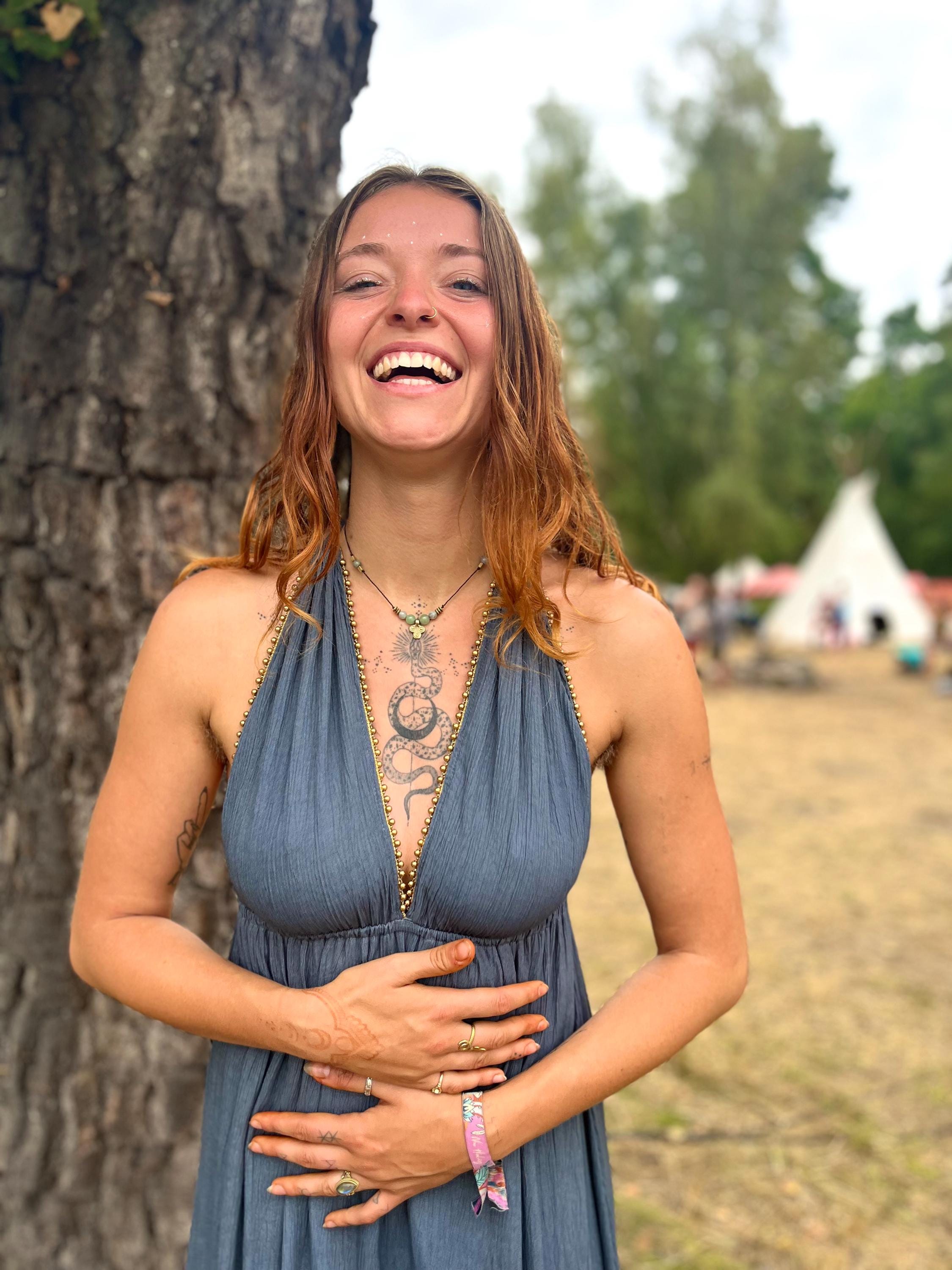 Langes Boho-Kleid mit goldenen Perlen am V-Ausschnitt