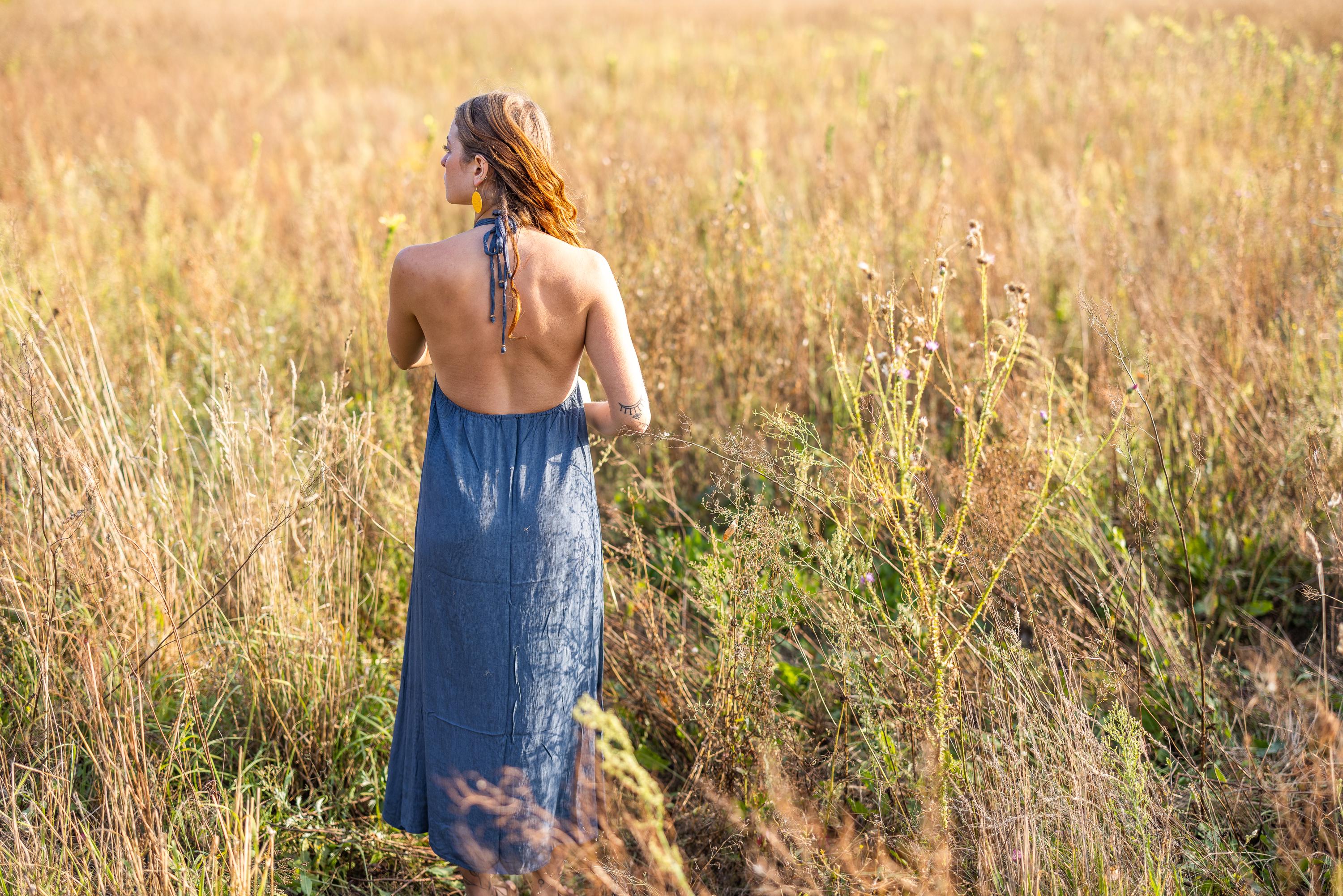 Festliches Boho-Kleid mit goldenen Perlen am V-Ausschnitt