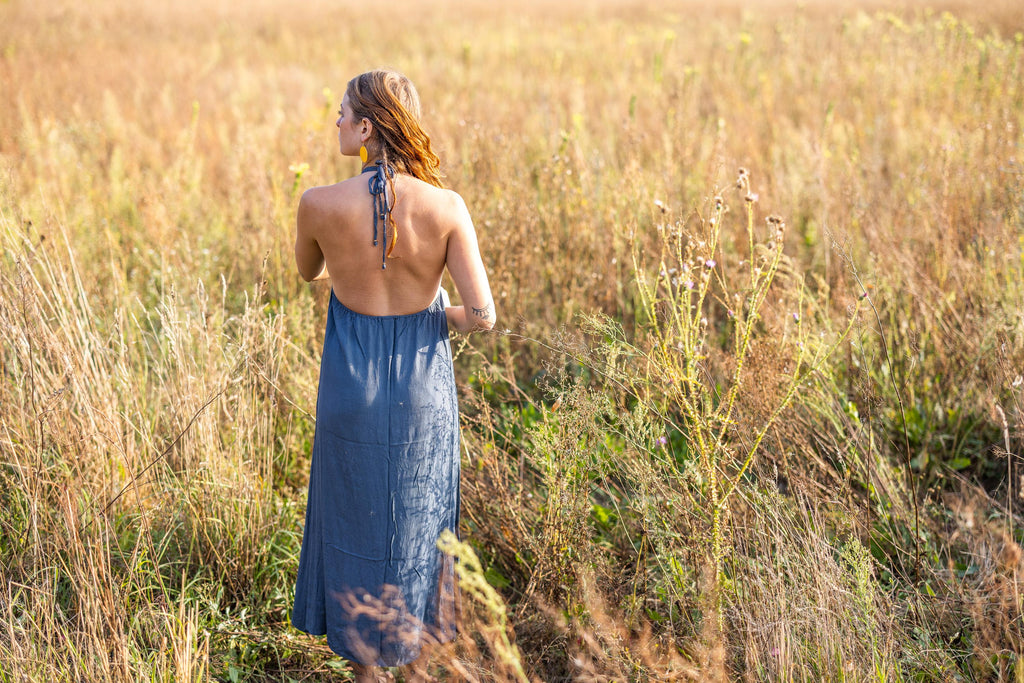 Langes Boho-Kleid mit goldenen Perlen am V-Ausschnitt
