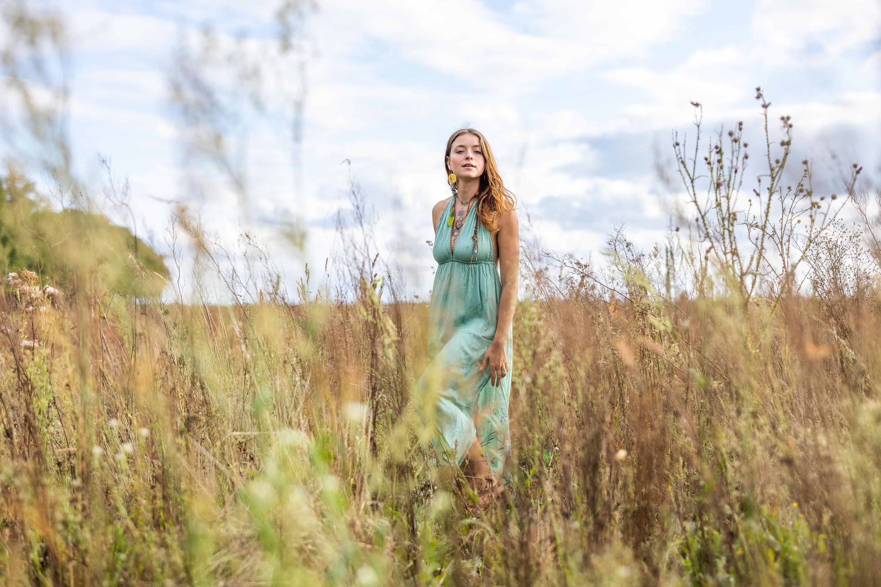 Langes Boho-Kleid mit goldenen Perlen am V-Ausschnitt
