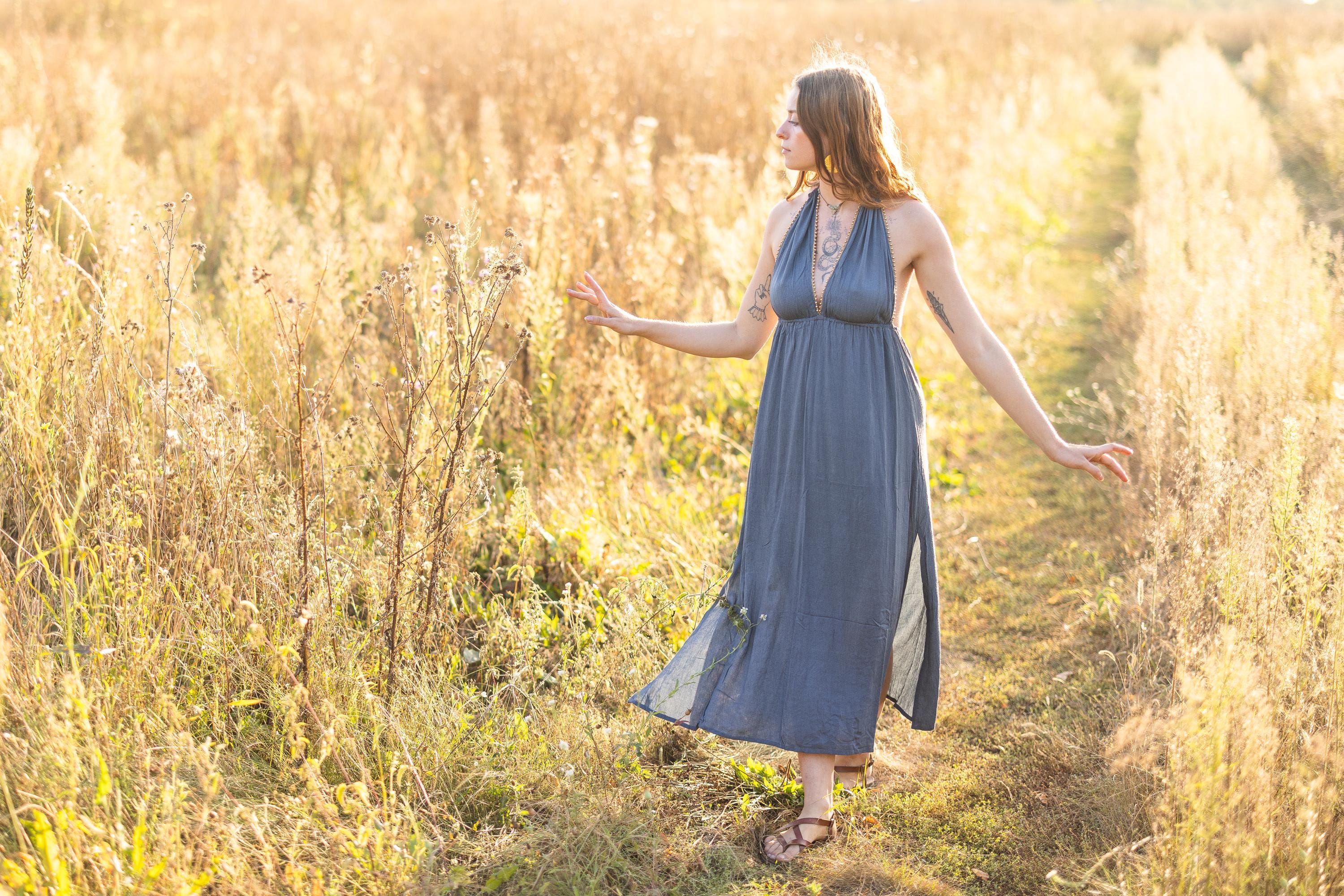 Festliches Boho-Kleid mit goldenen Perlen am V-Ausschnitt