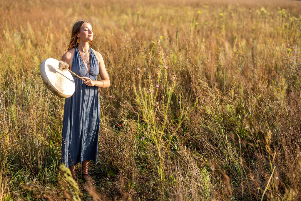 Festliches Boho-Kleid mit goldenen Perlen am V-Ausschnitt