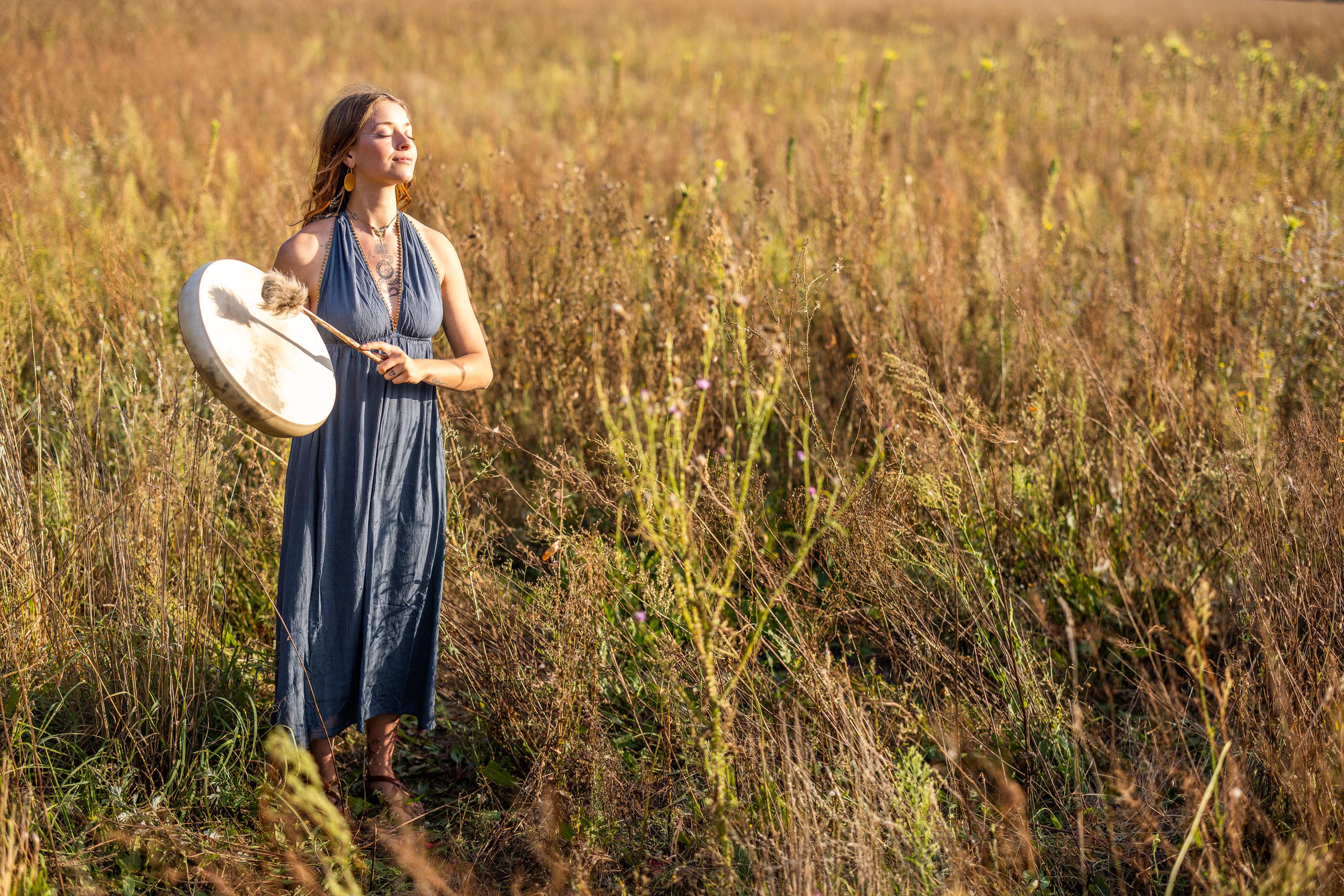 Festliches Boho-Kleid mit goldenen Perlen am V-Ausschnitt