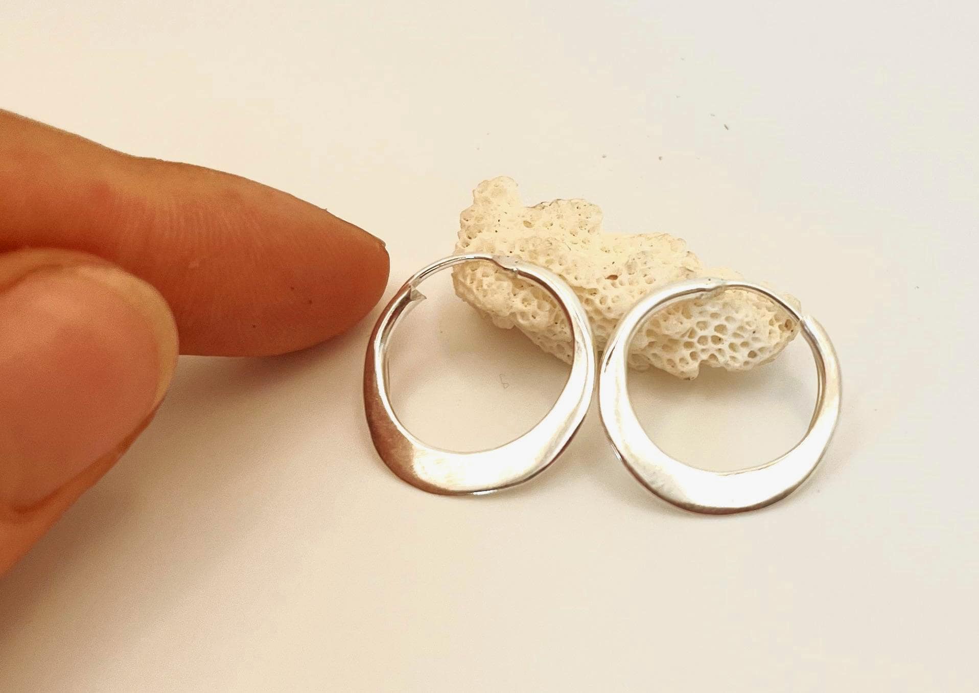 Kleine, versilberte Creolen, Boho-Creolen